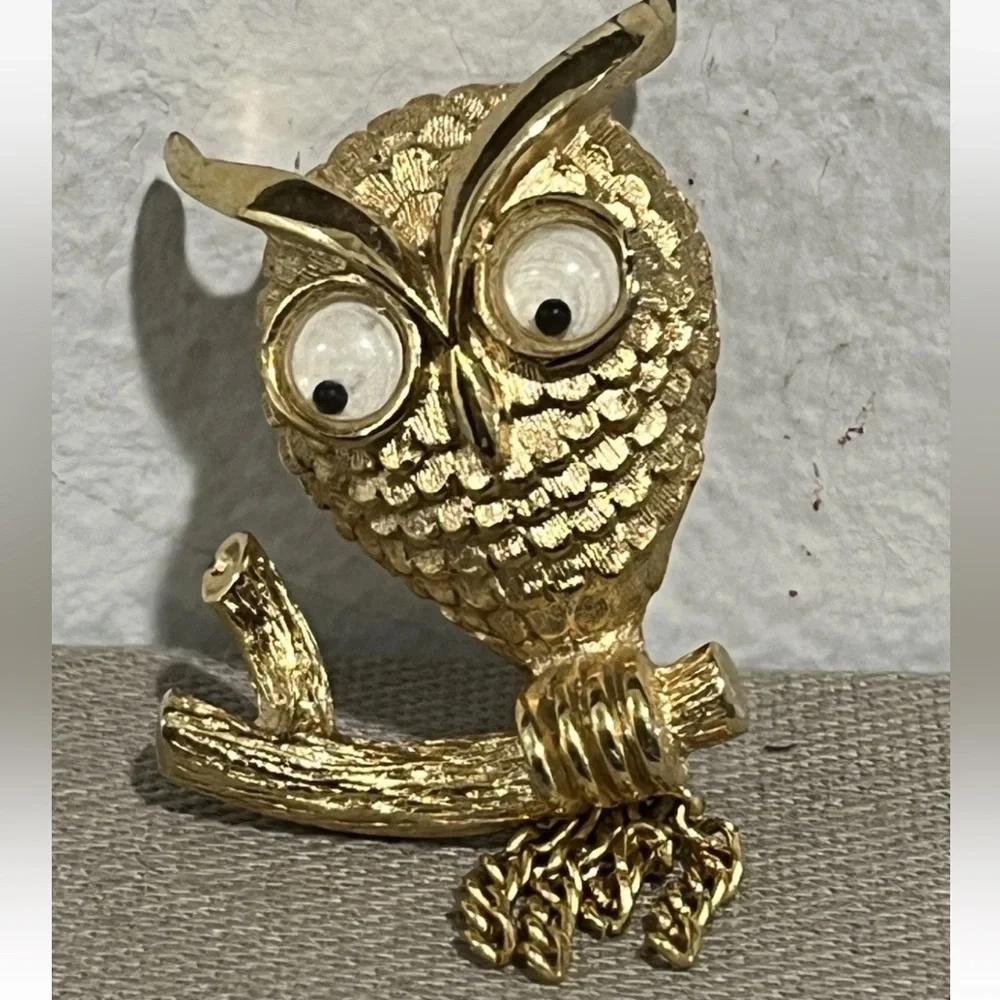 Avon Owl Googly Eyes Brooch 1” X 1.25” Gold Pin Vintage 70s 80s Costume Jewelry